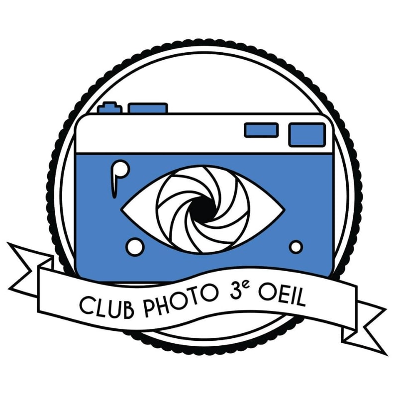 A blue camera with an eye in the lens is centered within a circular border, with a banner reading "CLUB PHOTO 3e OEIL" below it.
