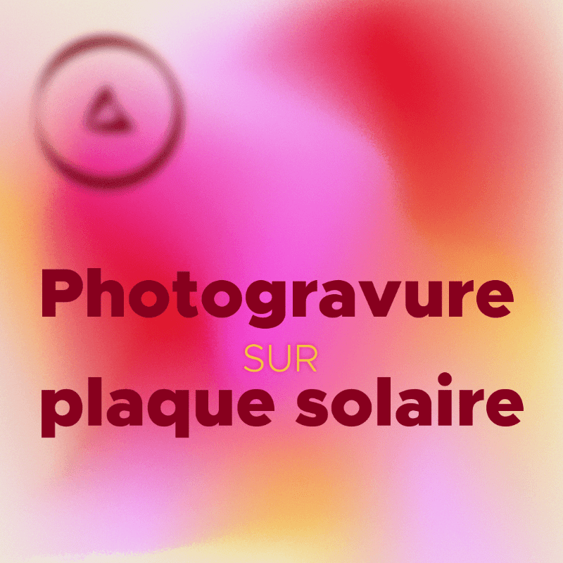 A circular logo with a triangle inside hovers over bold red text that reads "Photogravure SUR plaque solaire" against a blurred background of pink and yellow hues.
