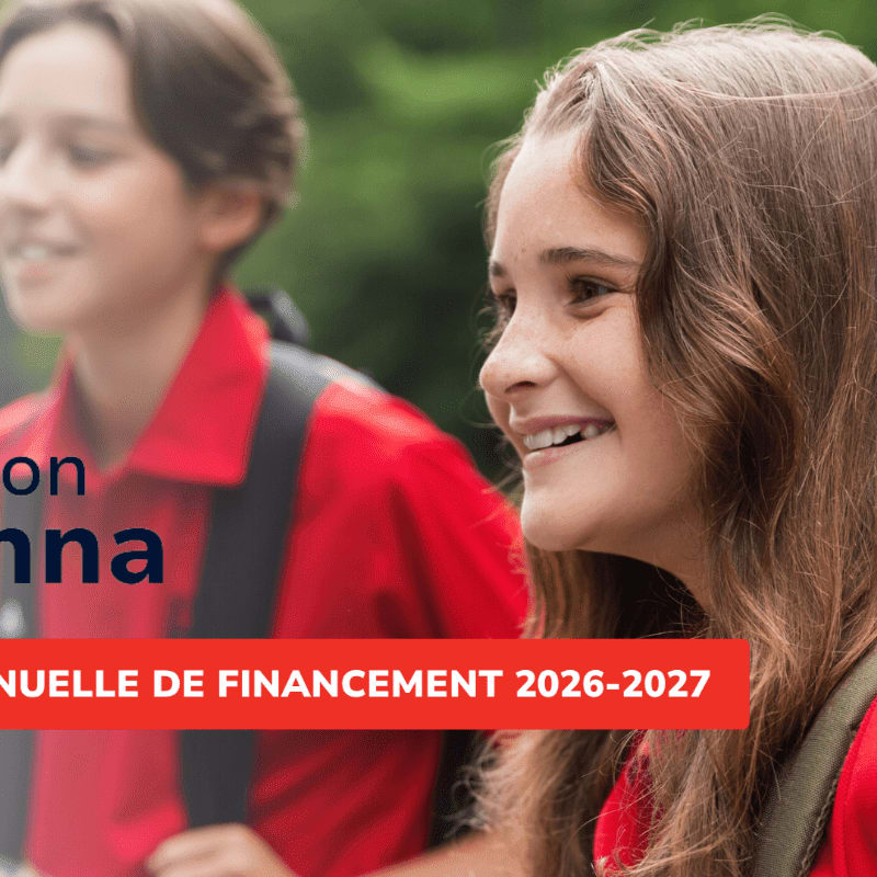 Two smiling children in red shirts with backpacks are in the foreground, with a blurred green background and a red banner containing French text.