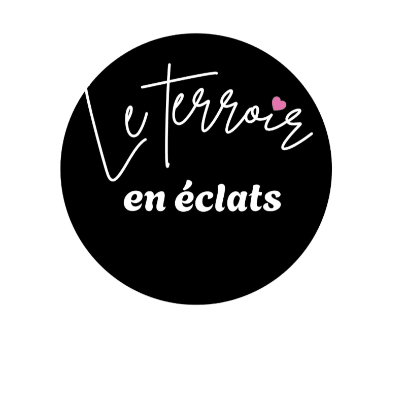 A black circle with white text reading "Le terroir en éclats" and a small pink heart is centered on a white background.