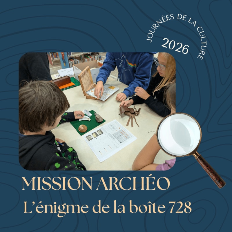 Children examine artifacts on a table in the foreground, while a stylized map and text about "Mission Archéo L'énigme de la boîte 728" and "Journées de la Culture 2026" form the background.