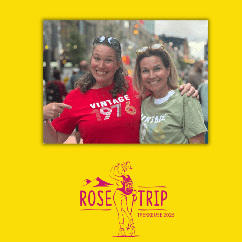 Two smiling women in t-shirts pose in the foreground with a blurred street scene in the background, below which is a graphic for "ROSE TRIP TREKKEUSE 2026".