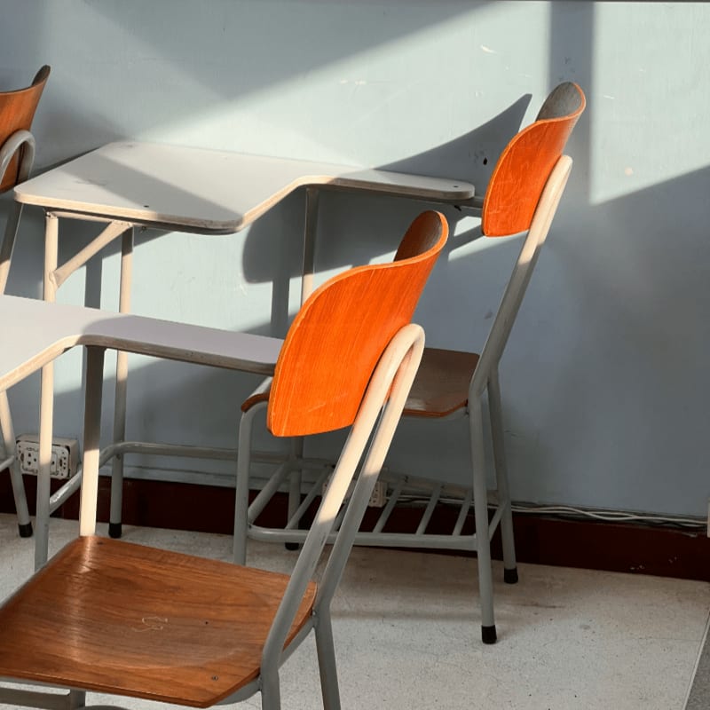 a row of chairs sitting next to each other
