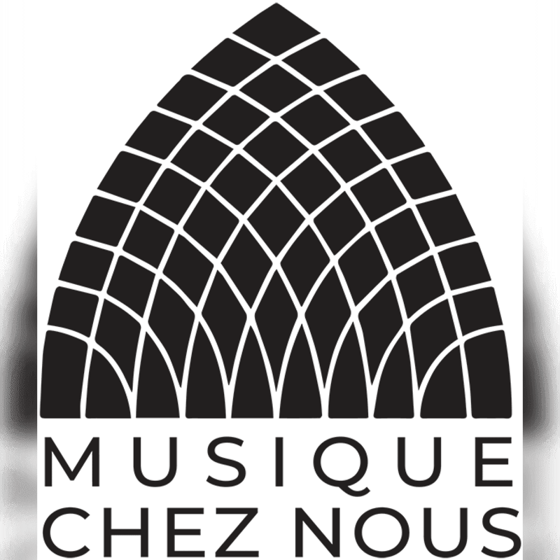 A black arched lattice design sits above the text "MUSIQUE CHEZ NOUS" against a plain white background.