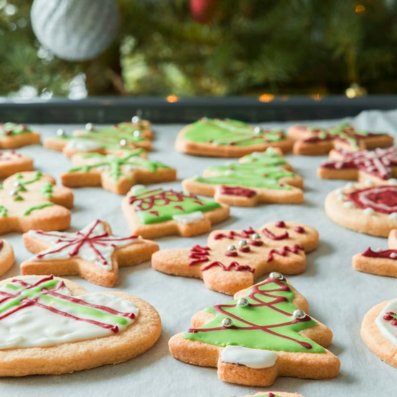 A table topped with lots of decorated cookies