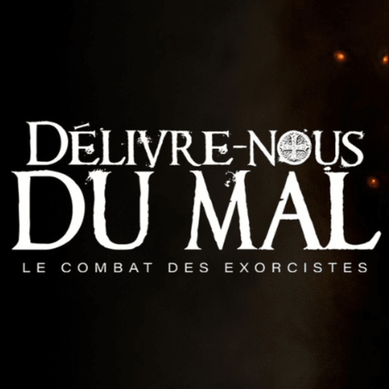 White stylized text reading "DÉLIVRE-NOUS DU MAL LE COMBAT DES EXORCISTES" is centered against a dark, moody background with faint orange sparks.