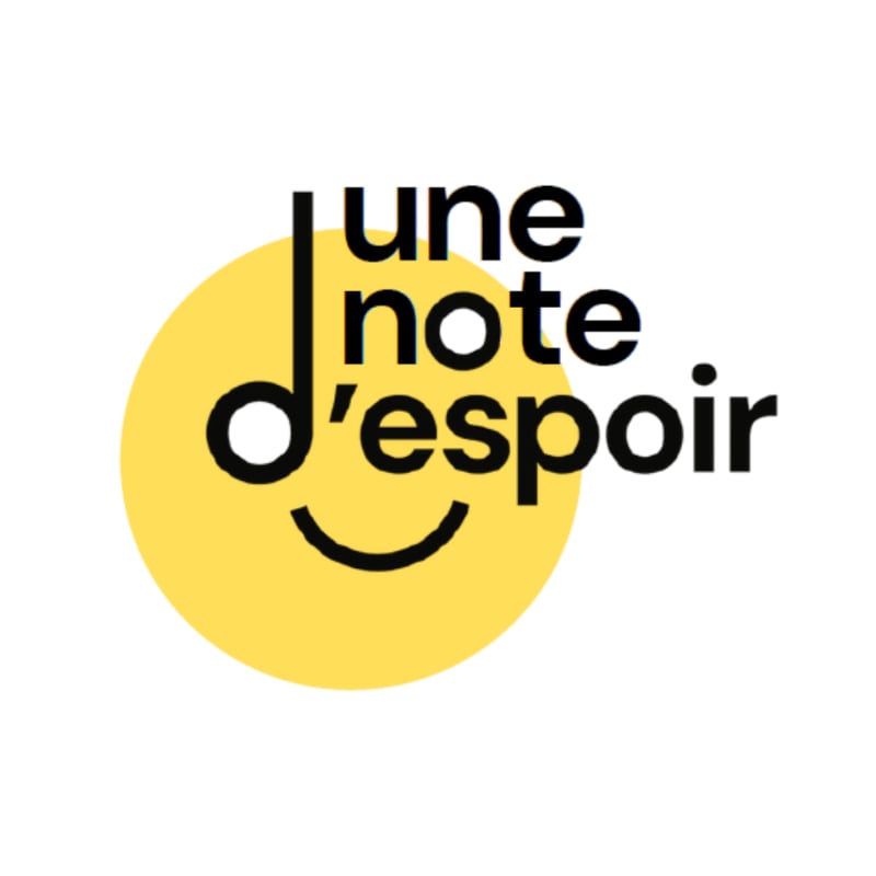 Black text reading "une note d'espoir" is layered over a yellow circle against a plain white background.