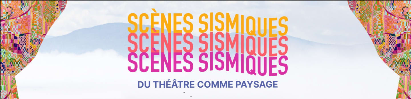 Colorful patterned curtains frame a white background with stacked, gradient text reading "SCÈNES SISMIQUES" and "DU THÉÂTRE COMME PAYSAGE."