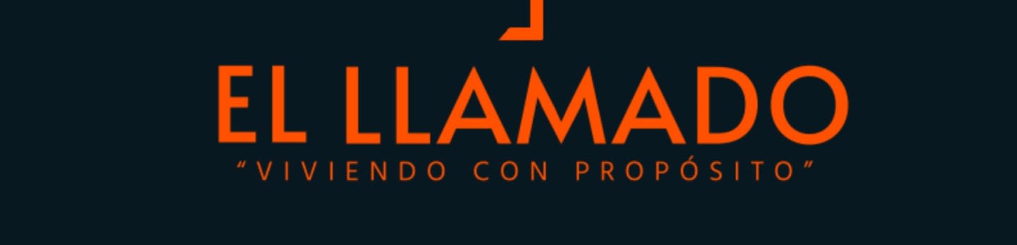 Orange text reading "EL LLAMADO" and "VIVIENDO CON PROPÓSITO" is centered against a dark black background.