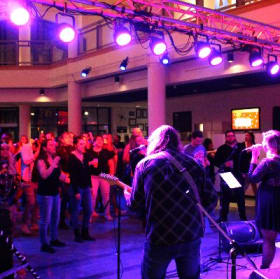 Présentateur de la soirée festive - Commandite item