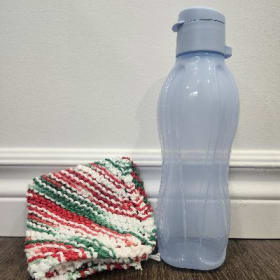 Bouteille Tupperware et linge de cuisine item