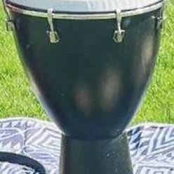 Moyen tamtam à percussion de couleur noir item