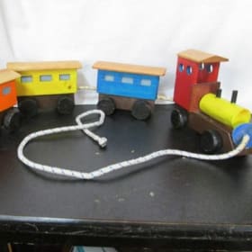 Train en bois item