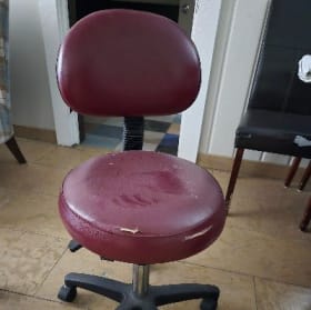 Petite chaise rouge pour massage et soin item