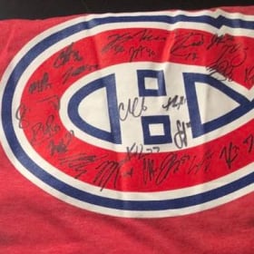 T-shirt autographié par toute l'équipe 2023-24 item