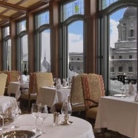 Repas gastronomique huit services accord mets et vins item