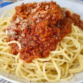 Spaghetti w/ Meat Sauce, Salad, Garlic Bread item