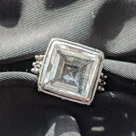 Bague Élégante avec Pierre Transparente – Éclat cristallin item