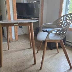 Set table et chaises 1 item