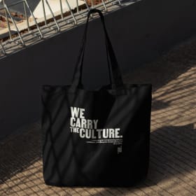 Grand tote bag noir, We carry the culture (oat milk) item