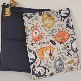 Set of 2 reversible hot pads/ pot mats item