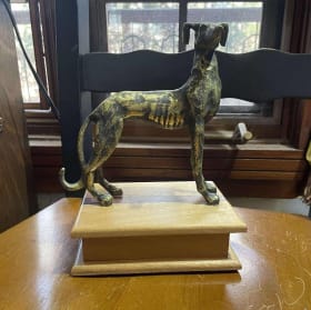 Statuelle de lévrier sur coffret item