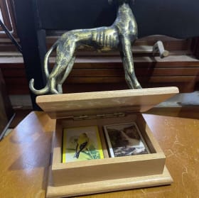 Statuelle de lévrier sur coffret item