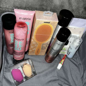 Pamper & Glow Beauty Basket item