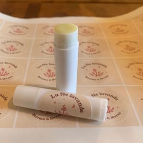 Des baumes à lèvres faits de produits naturels item