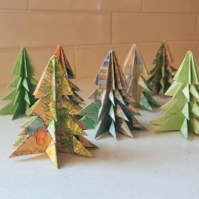 Petits sapins en origami fait avec papier coloré recyclé. item