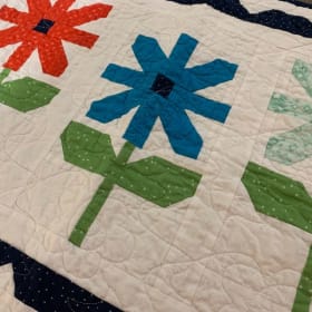 Flower quilted table runner item