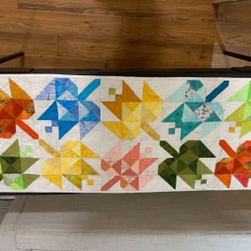 Multi-colour quilted table runner item