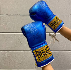 Gants de boxe de Kim Clavel signés item