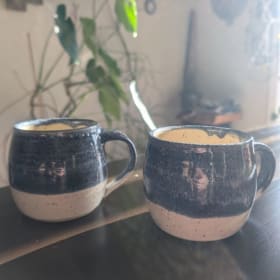 Duo de tasses en poterie bleue(valeur 50$) item
