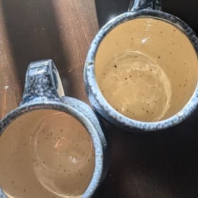 Duo de tasses en poterie bleue(valeur 50$) item