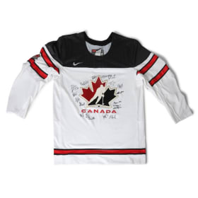 Autographed Canada Women’s National Hockey Team Jersey item