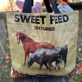 Reusable feed bags item
