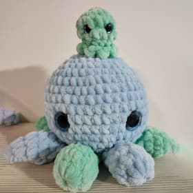 A068 - Maman pieuvre et son bébé au crochet item