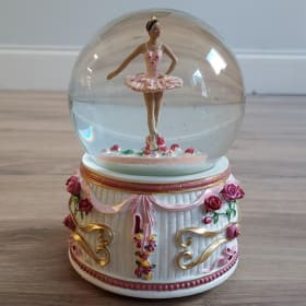 Snow globe item