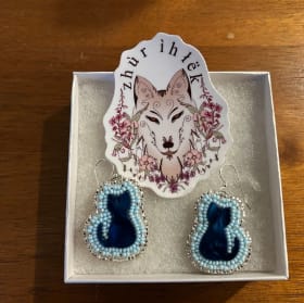 Cat earrings beaded with blue cat item