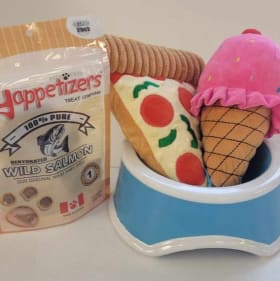 Yappetizers treats/toys/bowl dog gift set item