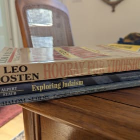Books - Yiddish/Haggadah's/Exploring Judaism item