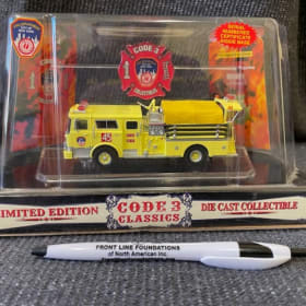 Code 3 Collectables FDNY Mack CF Pumper die cast model item
