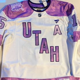 Alex Kerfoot Signed Jersey item