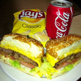 Hamburger or Cheeseburger Player Combo w/Soda or Gatorade item