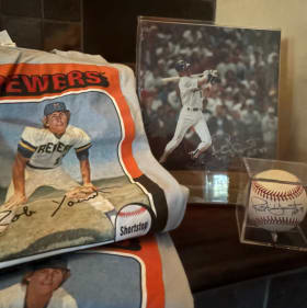 Robin Yount Signed Memorabilia item