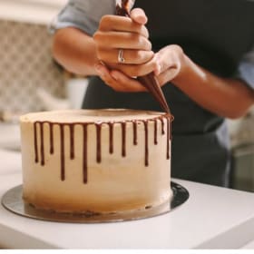 28. Lesson in Basic Cake Decorating item