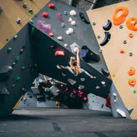 Lot 1 - Deux entrées au D-Vert Escalade item