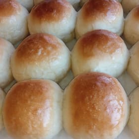 1 Dozen White Dinner Rolls & 1 Dozen Chocolate Chip Cookies item