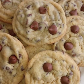 1 Dozen White Dinner Rolls & 1 Dozen Chocolate Chip Cookies item